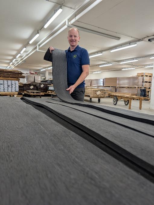 Bild 3: Fabian Sager von der Roser AG prsentiert das fertige, farblich auer...